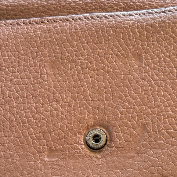 Louis Vuitton Capucines Wallet in Magnolia - Picture 13 of 16